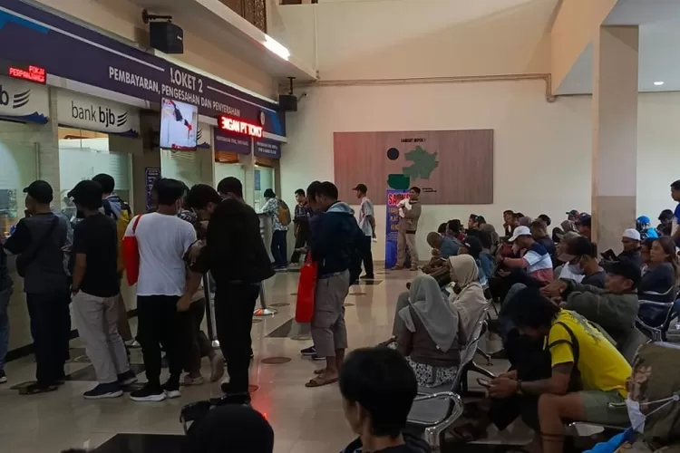 ANTRE : Sejumlah penunggak pajak yang tengah memanfaatkan program pemutihan pajak kendaraan bermotor di Samsat Depok 1, Sukmajaya, Kota Depok, Kamis (10/4). (ALDY RAMA/RADAR DEPOK)