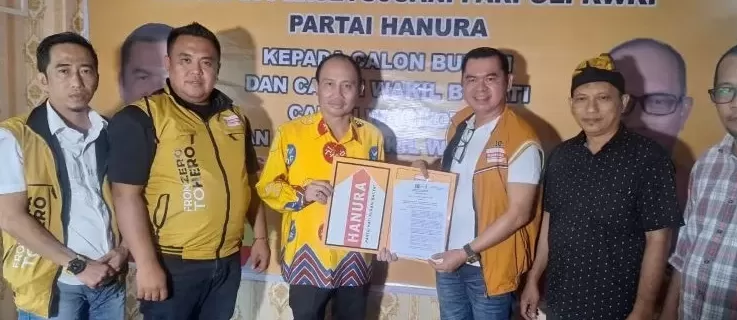 DUKUNGAN. Ketua DPD Partai Hanura Kaltim, Surpani Sulaiman, menyerahkan dukungan kepada pasangan Sahadi dan Alexander Edmond di Samarinda. (mrf) 