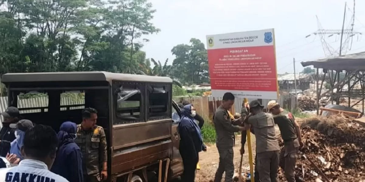 Pemasangan plang di area TPS Kampung Rawajamun, Desa Dayeuh, Kecamatan Cileungsi.  (DOKUMEN DLH KABUPATEN BOGOR)