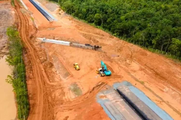 Ilustrasi dari proses pembangunan mega proyek Jalan Tol Trans SUmatera (JTTS) di Pulau Sumatera. Data pihak pengembang menunjukkan jika mega proyek ini telah memasuki tahap akhir pembangunan. (Instagram: pupr_bpjt)