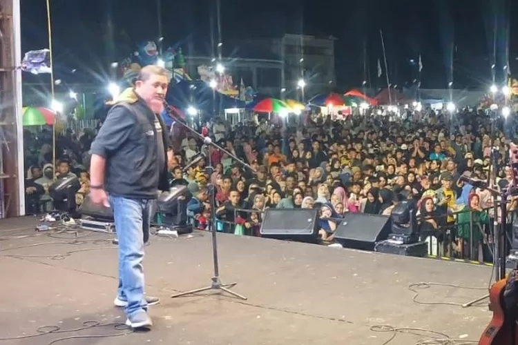 Bupati Tojo Una-una Muhammad Lahay (Mat Lahay) usai menyampaikan pidatonya di hadapan masyarakat Tojo Una-una saat deklarasi pasangan BERANI di Ampana Kota, Rabu malam (24/7/2024).