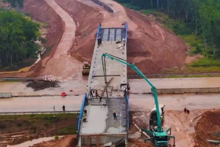 Pembangunan Jalan Tol Kapal Betung di Sumatera Selatan yang menghubungkan dengan Provinsi Jambi ini akan rampung di akhir tahun 2024. Tol ini merupakan rangkaian Jalan Tol Trans Sumatera (JTTS). (Instagram: pupr_bpjt)