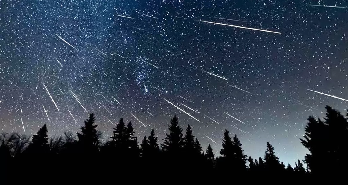 Potret hujan meteor lyrids yang mencapai puncaknya pada 22-23 April 2026 dan dapat diamati dengan jelas di langit Indonesia (Instagram/caity.dinsdale)