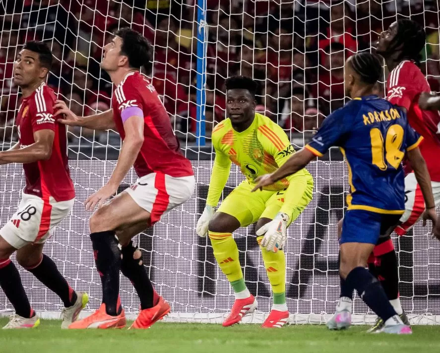 Kiper Onana dan pemain belakang MU berjaga dari serangan ASEAN All Stars.