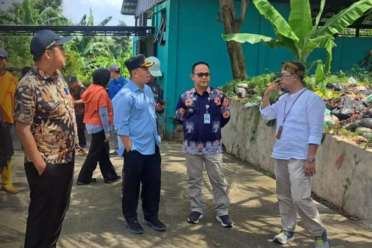 BERKUNJUNG : Walikota Depok Supian Suri dan Wakil Walikota Chandra Rahmansyah tinjau lokasi UPS bersama Lurah Duren Seribu Kiki Mutakin (kanan) di RW4 Kelurahan Duren Seribu, Kecamatan Bojongsari, Jumat (22/3). (RISKY DWI LESTARI/RADAR DEPOK)