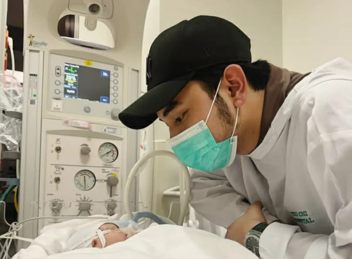 Potret Fiki Naki menemani putri pertamanya, Zeia Zartasha di ruang NICU karena lahir prematur di usia kehamilan 34 minggu  (Instagram @fikinakii)