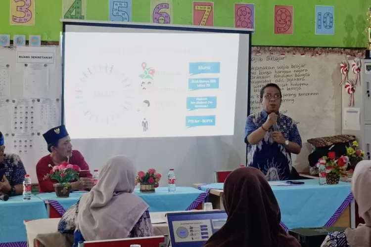 Para orang tua murid yang sedang mengikuti sosialiasi SPMB di aula SDN RRI Cisalak, yang terletak di Jalan Raya Bogor, Kelurahan Cisalak, Kecamatan Sukmajaya. (ANDIKA EKA/RADAR DEPOK)