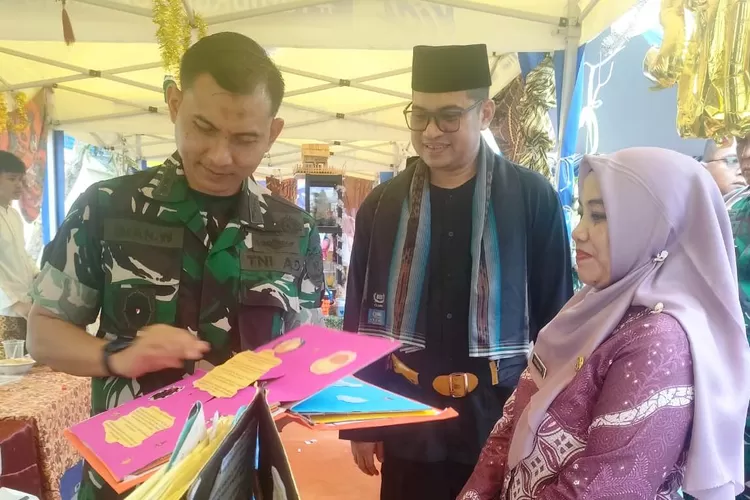 Kolonel Inf Iman Widhiarto (Kiri), Camat Cipayung (Tengah) dan Kepala SMPN 29 Depok, Titik Sunarsih (Kanan) sedang melihat hasil karya siswa SMPN 29 Depok, di halaman sekolahnya, Kamis (19/6). (ANDIKA EKA/RADAR DEPOK)
