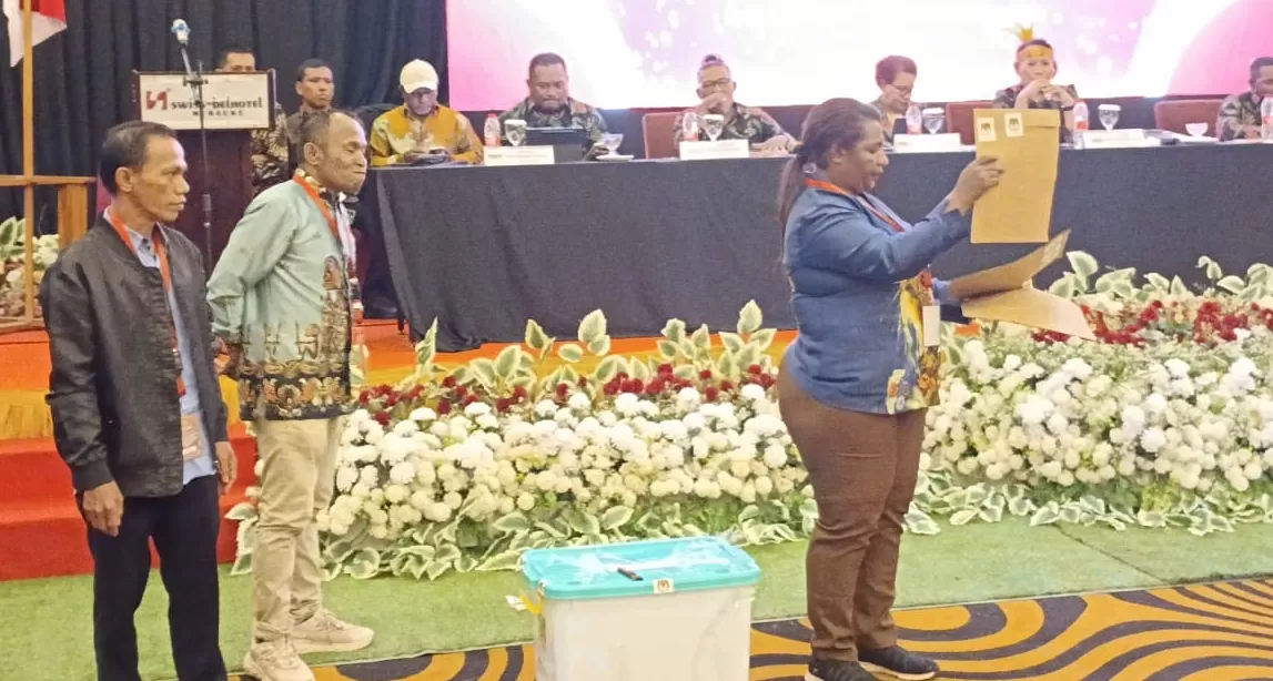 Ketua KPU Asmat Aloysia Hahare saat menunjukan berita acara hasil pleno tingkat kabupaten yang masih  tersegel pada pleno penghitungan tingkat Provinsi Papua Selatan, di Swiss Belhotel, Merauke. (CENDERAWASIH POS/SULO)