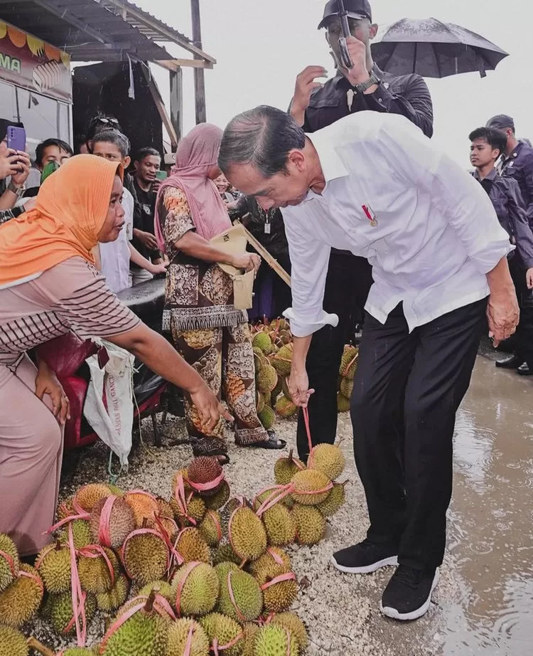 Presiden Jokowi menjadikan durian dari Kabupaten Banggai Kepulauan, Sulteng, sebagai ole-ole yang dibawa pulang ke Jakarta saat kunker di kabupaten tersebut baru-baru ini. (Foto: Ig Jokowi). 