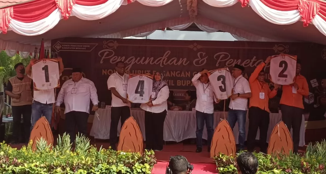Empat Paslon bupati dan wakil bupati Merauke saat menunjukkan nomor urut yang menjadi nomor untuk bertarung dalam Pilkada Kabupaten Merauke tahun 2024. (CENDERAWASIH POS/Yulius Sulo)