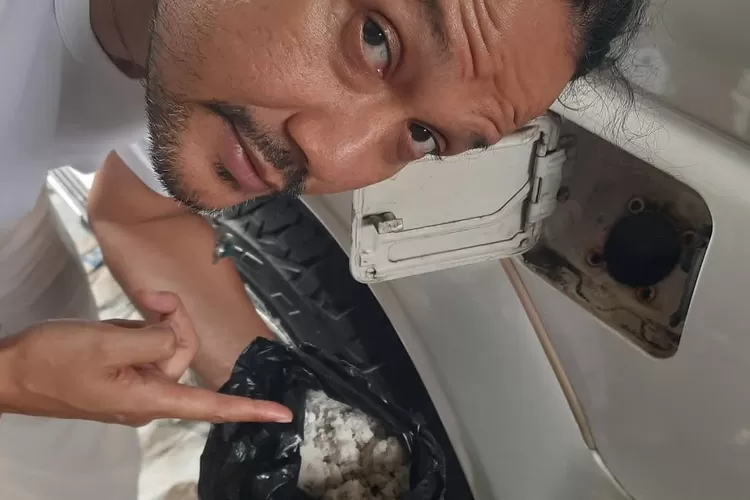 Dwi Sasono tunjukkan ada garam di tangki mobil miliknya (Foto: Gorajuara/ Instagram/ @dwisasono)