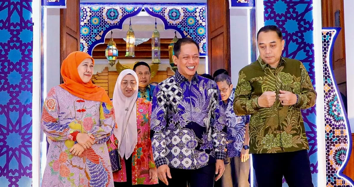 Menteri Lingkungan Hidup Hanif Faisol Nurofiq (tengah) bersama Gubernur Jatim Khofifah Indar Parawansa (kiri) dan Wali Kota Surabaya Eri Cahyadi, dalam acara penandatanganan kolaborasi. (IstI