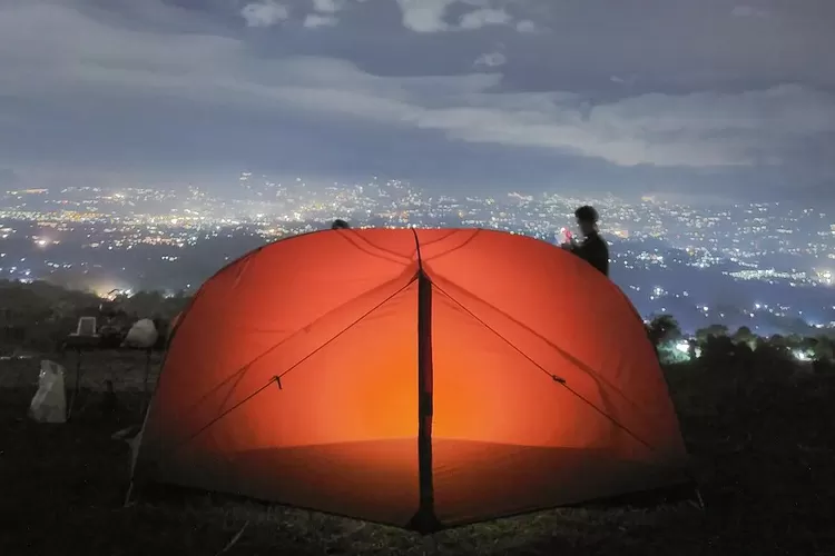 5 lampu camping LED terbaik untuk teman setia berpetualang.  (Instagram/@jejaksuhe)