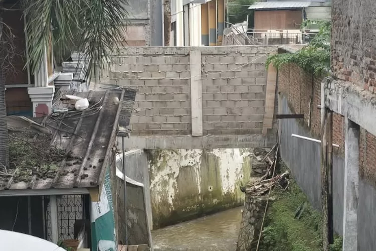 Anggota Komisi III DPRD soroti bangunan Toserba Yogya yang berdiri diatas aliran sungai. (Foto: Ist)