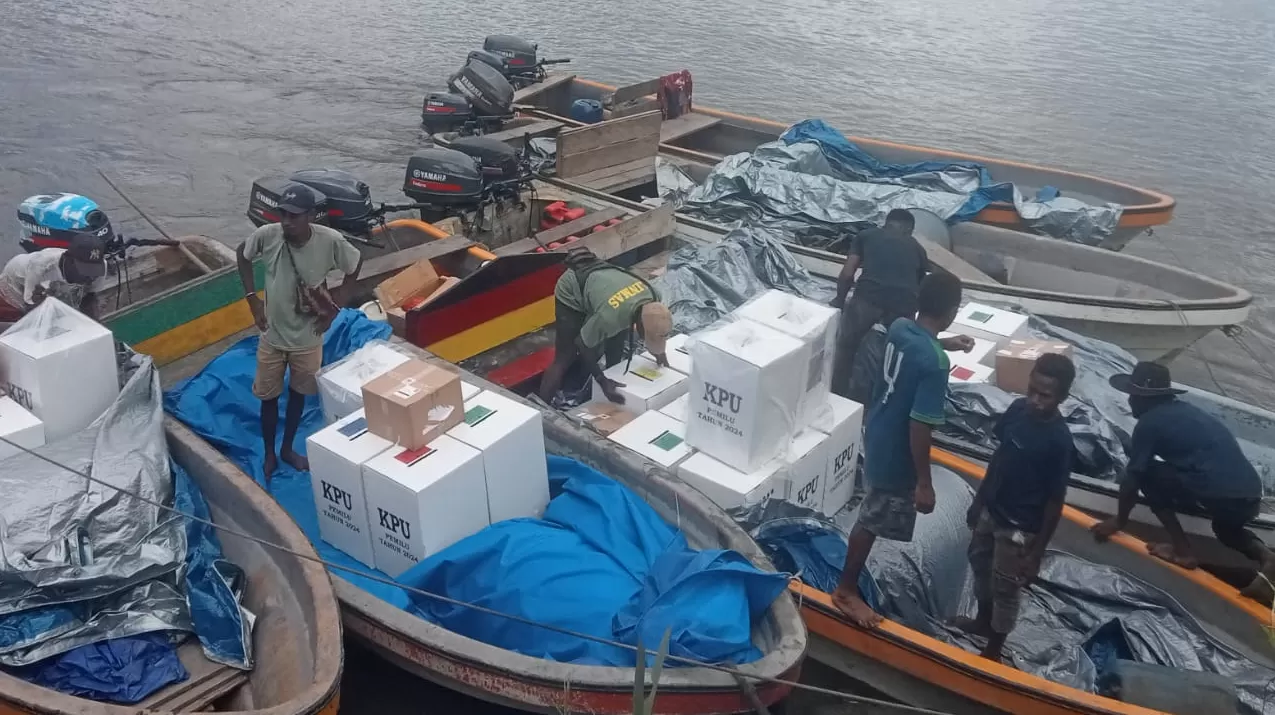 Proses distribusi logistik Pemilu 2024 di Mamberamo Raya melalui jalur sungai. (Bawaslu Mamberamo Raya)