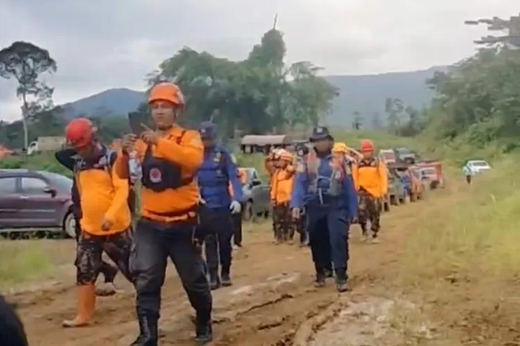 Tim SAR Gabungan mencari korban helikopter yang hilang kontak  di wilayah Mantewe, Tanah Bumbu, Kalimantan Selatan