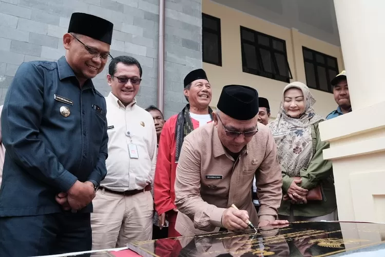 Walikota Depok, Mohammad Idris didampingi Wakil Walikota Depok, Imam Budi Hartono, Kepala Disrumkim, Dadan Rustandi dan Kepala DPUPR, Citra Indah Yulianty, saat meresmikan secara serentak 19 pembangunan yang dilakukan Pemkot Depok di 2024, di Halaman Kantor Kecamatan Limo, Selasa (31/12/24). (PEMKOT DEPOK)