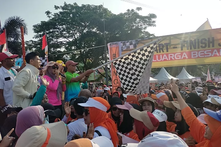 Calon Walikota Depok Imam Budi Hartono didampingi Calon Wakil Walikota Depok Ririn Farabi Arafiq melepas ribuan relawan mengikuti jalan sehat, di Kawasan GDC, Kota Depok, Minggu (25/8). (FAHMI/RADARDEPOK)