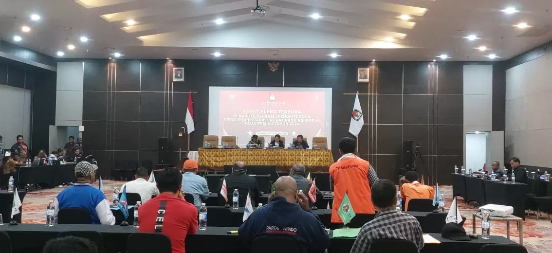 Proses pleno di tingkat KPU Papua dalam rekapitulasi suara DPR Papua. (CEPOSONLINE.COM/HANS PALEN)