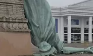 Patung liberty Tumbang Diterpa Angin Kencang
