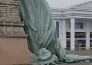 Patung liberty Tumbang Diterpa Angin Kencang