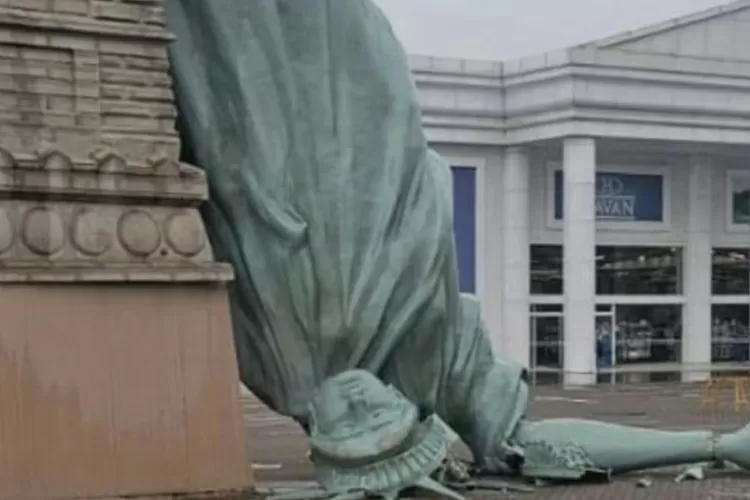 Patung Liberty Roboh