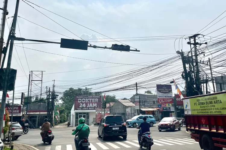 PENAMPAKAN : Lampu merah lalu lintas, di pertigaan MC Donald&rsquo;s Bojongsari tengah padam berbulan bulan di Jalan Raya Bojongsari, Kecamatan Bojongsari, Depok, Rabu (13/8). (RISKY DWI LESTARI/RADAR DEPOK)