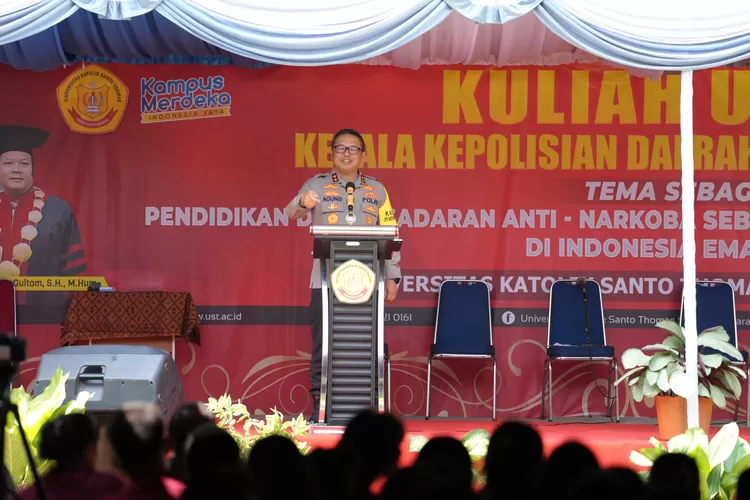 Kapolda Sumut, Irjen Pol Agung Setya Imam Effendi, memberikan kuliah umum tentang bahaya penggunaan narkotika di Universitas Khatolik Santo Thomas Medan, Selasa (19/3/2024)