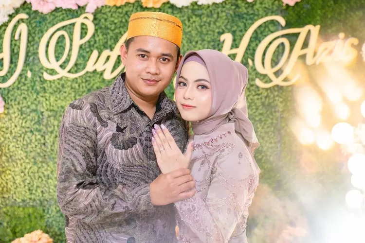 Siapa Abdul Azis? Biodata Dan Profil Tunangan Putri Isnari Beri Mahar 2 ...