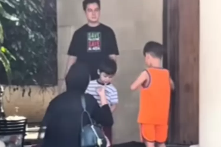 Momen Pertemuan Paula Verhoeven dan Kedua Putranya di Kediaman Baim Wong. (YouTube Kiano Kenzo Paula Lovers)