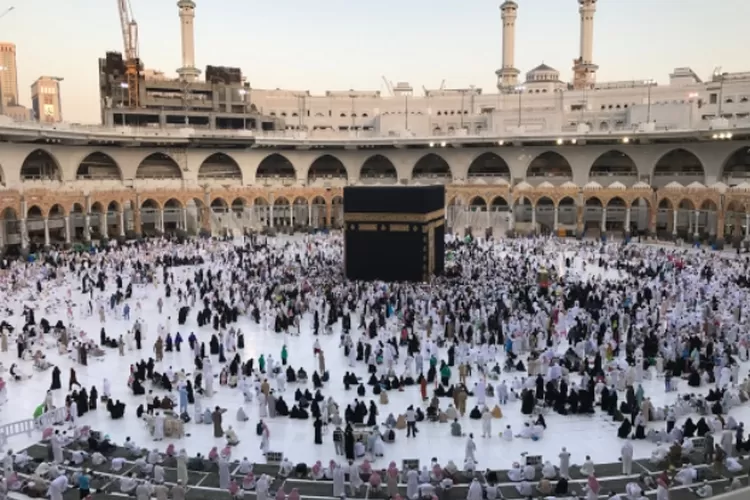Foto ilustrasi jemaah yang beribadah di Masjidil Haram - air zamzam dilarang dibawa ke Indonesia oleh jemaah sendiri. (Unsplash/tasnimumar)