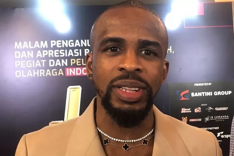Mantan pemain timnas Indonesia Greg Nwokolo saat dia menghadiri acara malam penghargaan untuk insan olahraga Indonesia "Santini JMTV Awards 2025" di Jakarta, Kamis (18/12/2025).  (ANTARA/Zaro Ezza Syachniar)