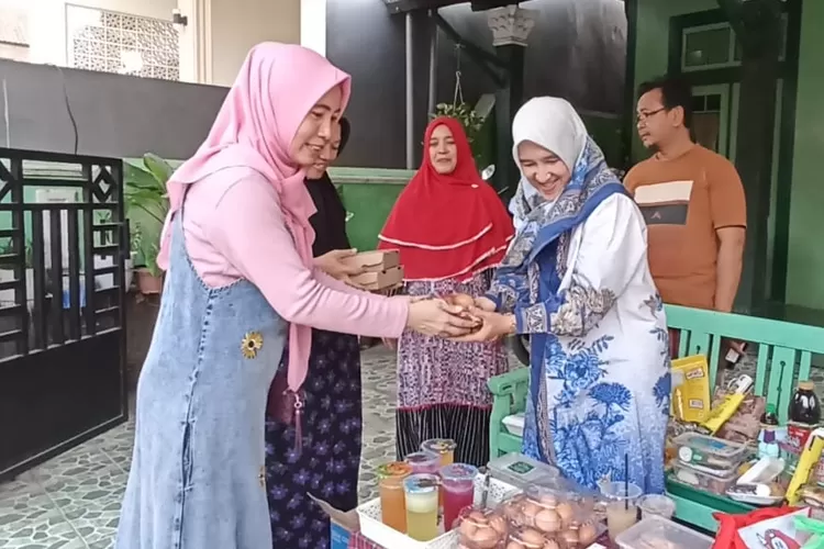 Warga berbagi dan saling bertukar makanan dalam tradisi weh-wehan sambut maulud nabi di kampung Kenduruan Kaliwungu Minggu 15 september 2024.  (Edi prayitno/kontributor kendal)