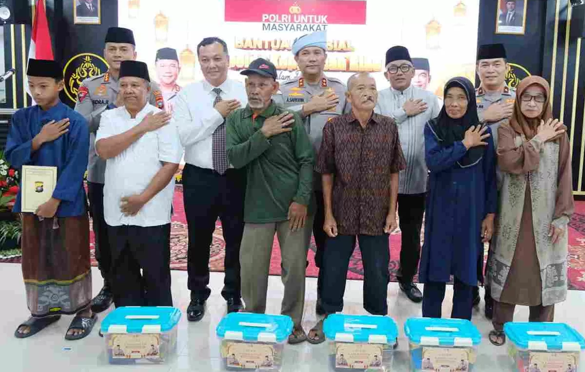 Kapolda Kepri dan Walikota Tanjungpinang foto bersama saat menyerahkan santunan kepada masyarakat.(Foto:Diskominfo Tanjungpinang)