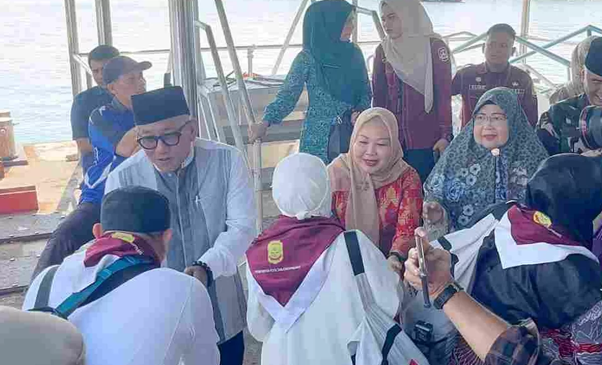 Walikota Tanjungpinang Lis Darmansyah menyambut kedatangan jemaah haji di Pelabuhan Internasional Sri Bintan Pura. (Foto: Diskominfo Tanjungpinang)
