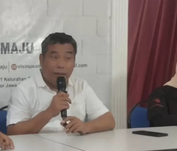 Direktur Eksekutif LS Vinus Yusfitriadi (tengah) pengamat dari LIMA Indonesia Ray Rangkuti (kiri) saat diskusi akhir tahun terkait Pemilu 2024 di sekretariat LS Vinus Cibinong pada Sabtu, 31 Desember 2023.