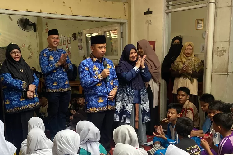Kunjungan Supian Suri di salah satu sekolah di Kota Depok pada masa MPLS. (ANDIKA EKA/RADAR DEPOK)
