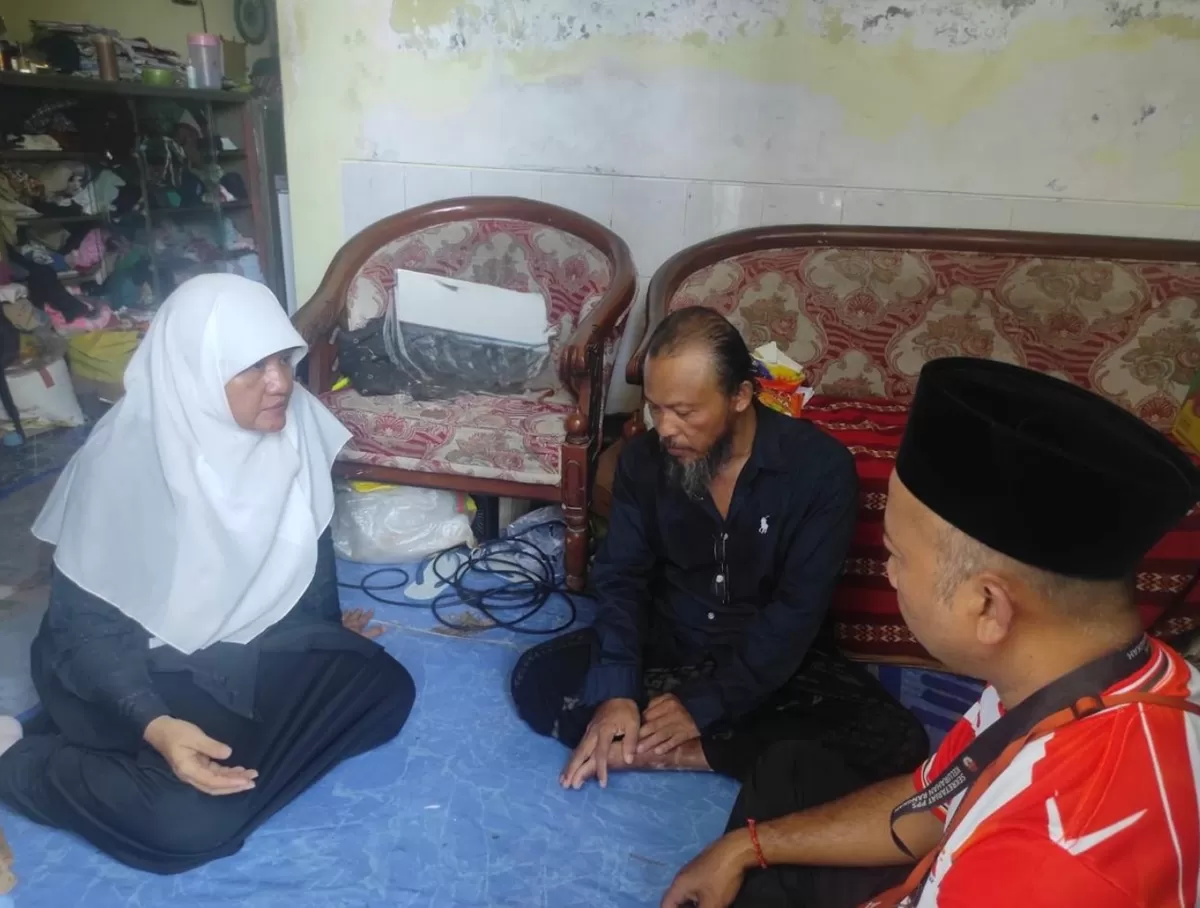 Kunjungan anggota Komisi X DPR RI dari Fraksi PKS, Reni Astuti, ke rumah duka keluarga Zulkarnain Abdil Aziz, anak penyandang Down syndrome yang meninggal dunia setelah diduga mengalami kekerasan