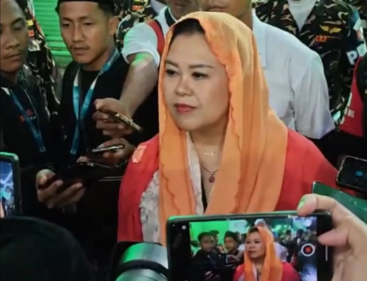 Zannuba Ariffah Chafsoh atau Ning Yenny Wahid saat ditemui dalam sesi doorstop di sela-sela Muktamar ke-35 NU di Jombang, Minggu (30/8/2026).