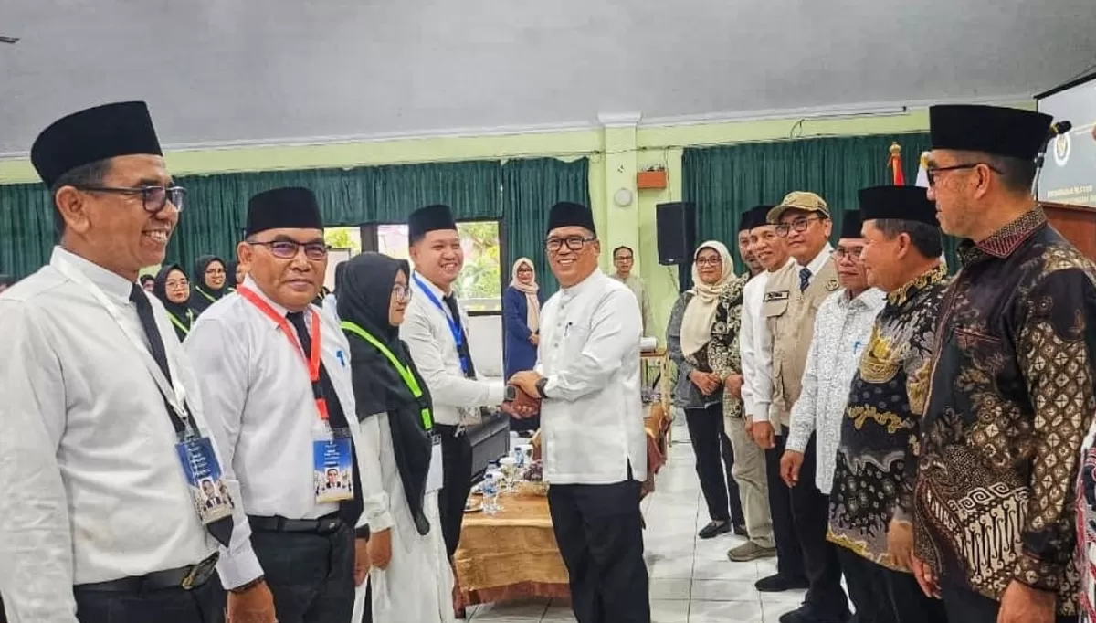 Wagub Kepri Nyanyang Haris Pratamura menyalami peserta Diklat PPIH Kloter Tahun 1447 H/2026 M digelar di Asrama Haji. (Foto:Diskominfo Kepri)