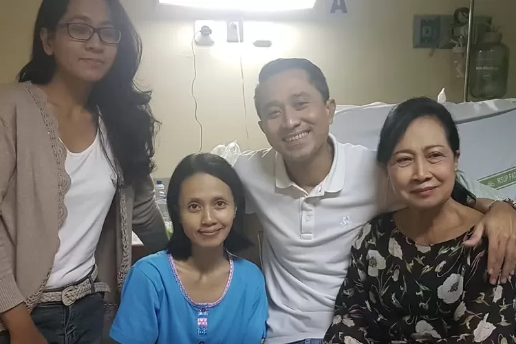 Lukman Sardi mengabarkan kakaknya yang bernama Santi Sardi (baju biru) meninggal dunia (Foto: Gorajuara/ Instagram/ @lukmansrd)