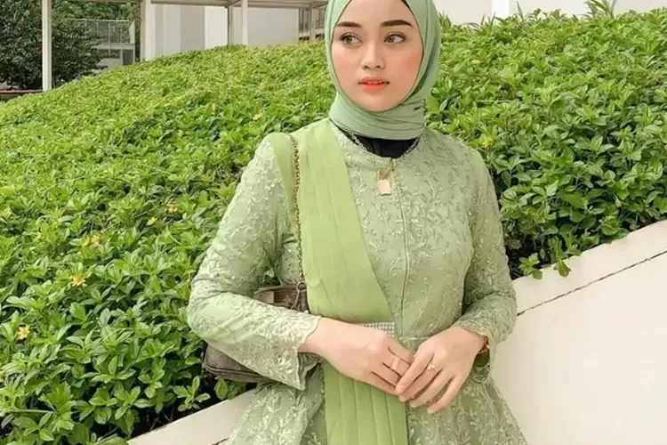 3 Inspirasi Dress Brokat Modern Hijab Yang Cocok Dipakai Untuk ...