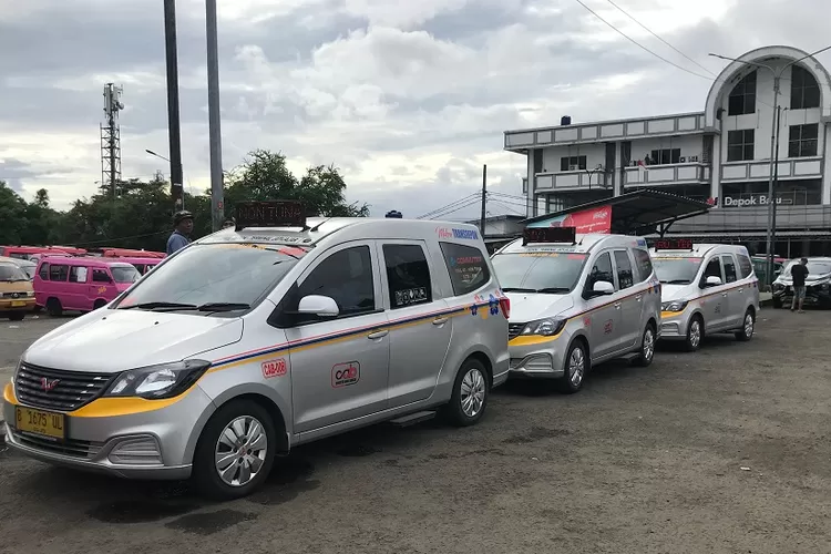 Tampak tiga Mikro Trans Depok yang sedang terparkir di Teminal Depok, Kelurahan Depok, Kecamatan Pancoranmas. (ANDIKA EKA/RADAR DEPOK)