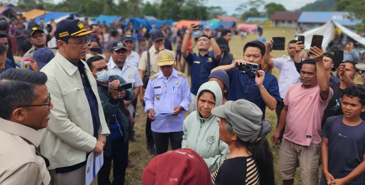 Menteri Keuangan (Menkeu) Purbaya Yudhi Sadewa saat melakukan peninjauan lokasi terdampak gempa bersama jajaran pimpinan Komisi XI DPR RI pada Rabu (19/8/2026). (Dok. Kementerian Keuangan)