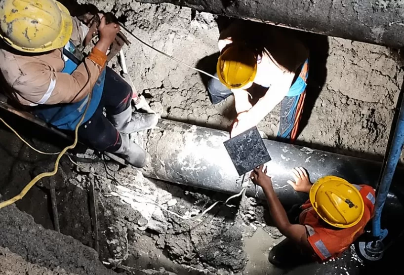 Pekerja menyelesaikan perbaikan pipa PDAM Delta Tirta Sidoarjo. (S Suryanto)