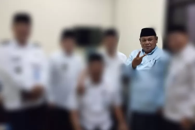 Para lurah dan camat foto dengan pendukung paslon yang memberikan kode nomor dua mengenakan kemeja biru. (ISTIMEWA)