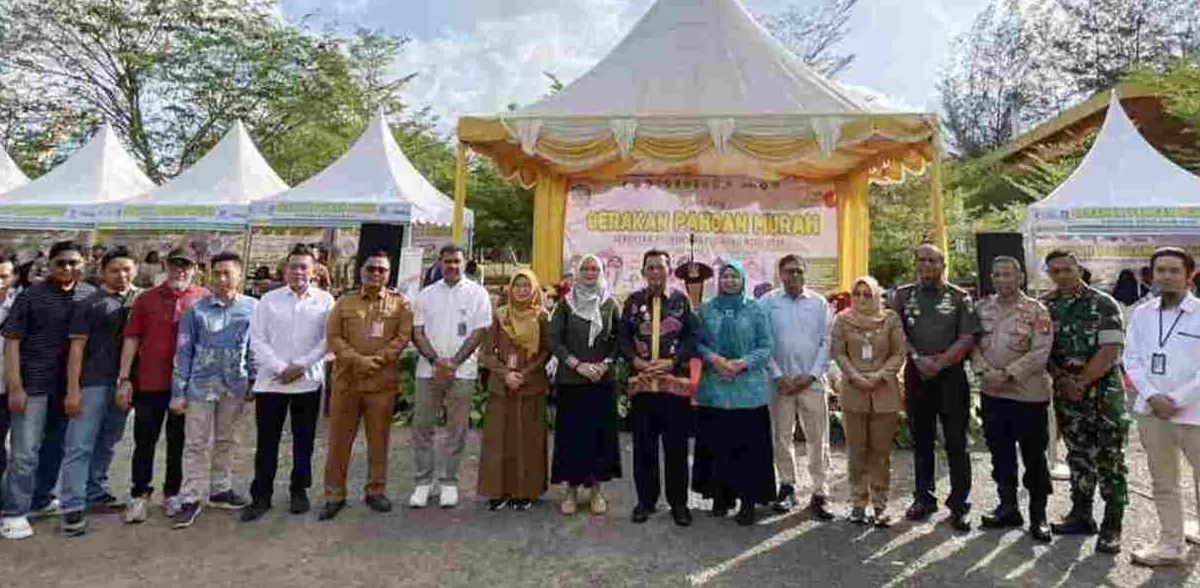 Gubernur Kepri Ansar Ahmad foto bersama  FKPD usai me-launching Gerakan Pangan Murah. (Foto: Diskominfo Tanjungpinang)