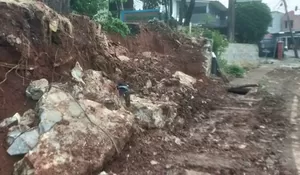 Dinding Makam Keramat Ratujaya Longsor