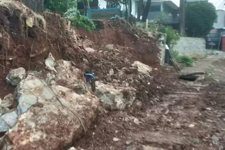 Longsor tebing di Perumahan Mutiara Depok, Sukmajaya, Sabtu (4/11) (Andika Eka/Radar Depok)